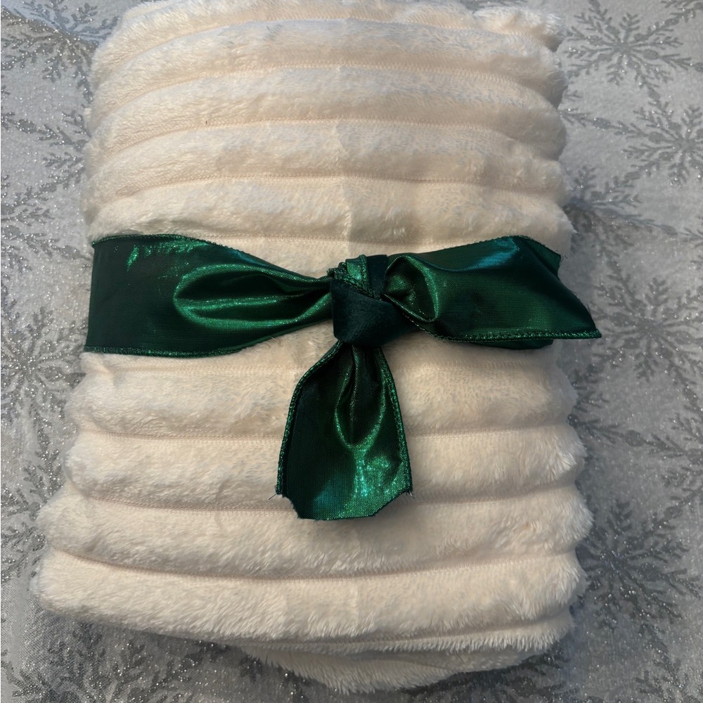 Luxurious Cream Throw Blanket NWOT 50”x60”